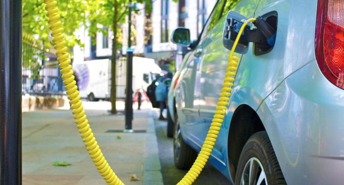 Auto elettrica in ricarica