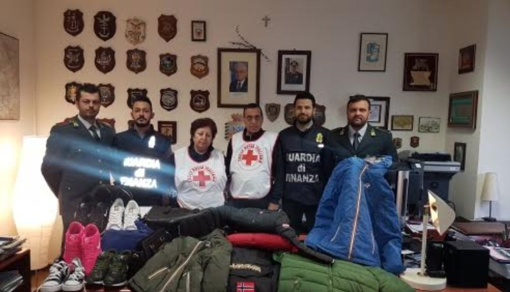 Guardia di finanza di Perugia dona capi contraffati alla Croce rossa italiana