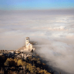Assisi in uno spettacolare scatto di @cesarefanucci su Instagram