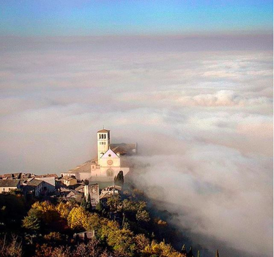 Assisi in uno spettacolare scatto di @cesarefanucci su Instagram