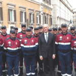 Il capo della polizia con alcuni volontari dell'Anps