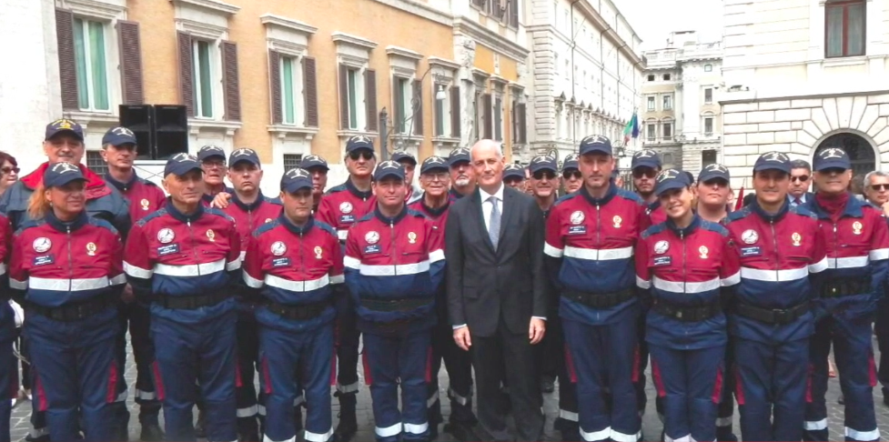 Il capo della polizia con alcuni volontari dell'Anps