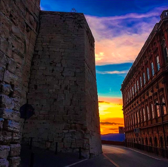 L'Arco etrusco, la Stranieri e via Cesare Battisti in uno scatto di @valerio.1192 su Instagram