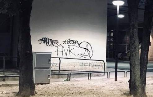 Le scritte sul muro ridipinto a Fontivegge (foto Facebook)