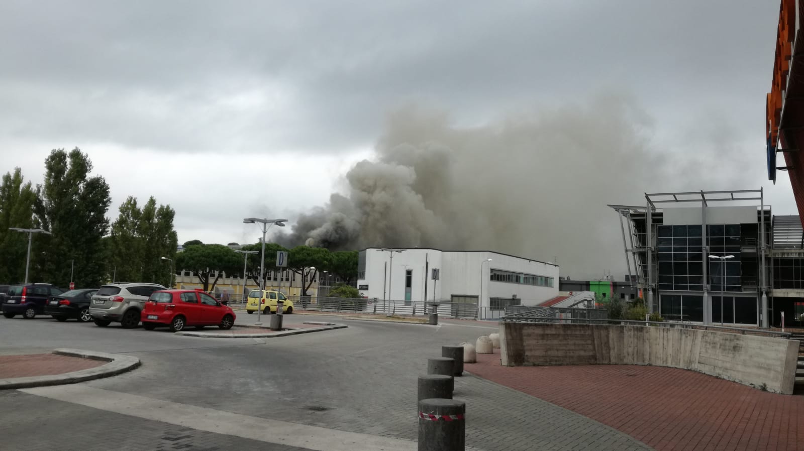 L'incendio in via Settevalli (foto Luca Dottori)