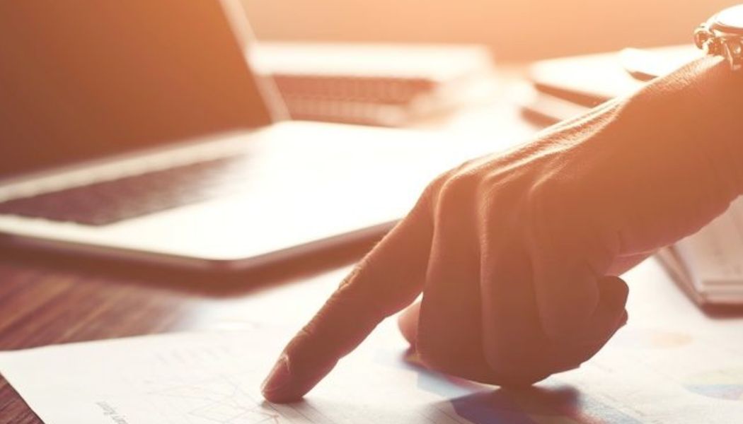 computer lavoro mano business briefing