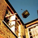 Vuole fare spazio in casa e lancia tutto dal balcone