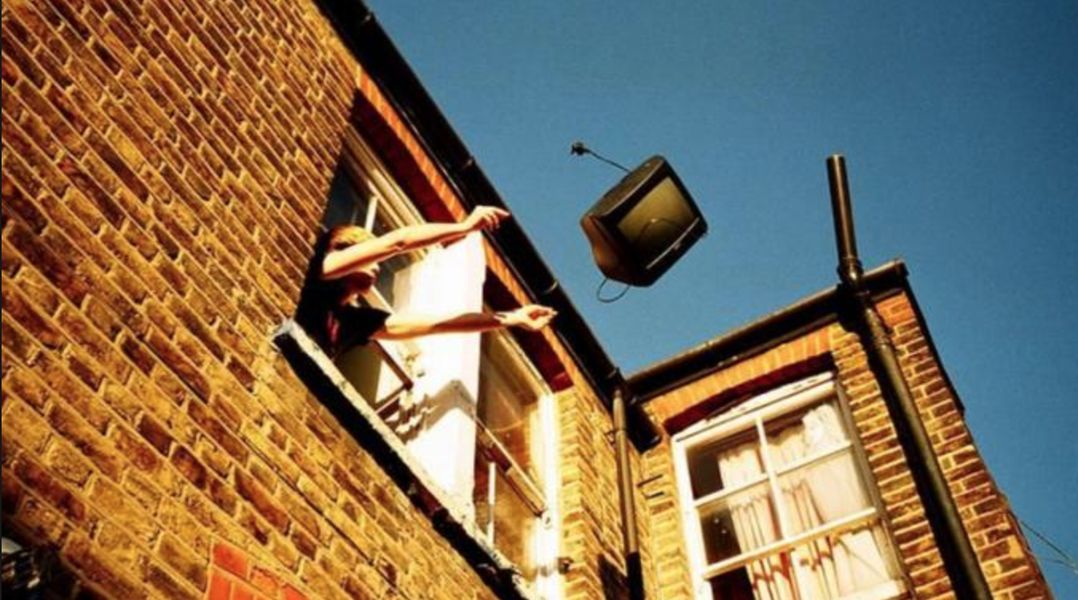 Vuole fare spazio in casa e lancia tutto dal balcone