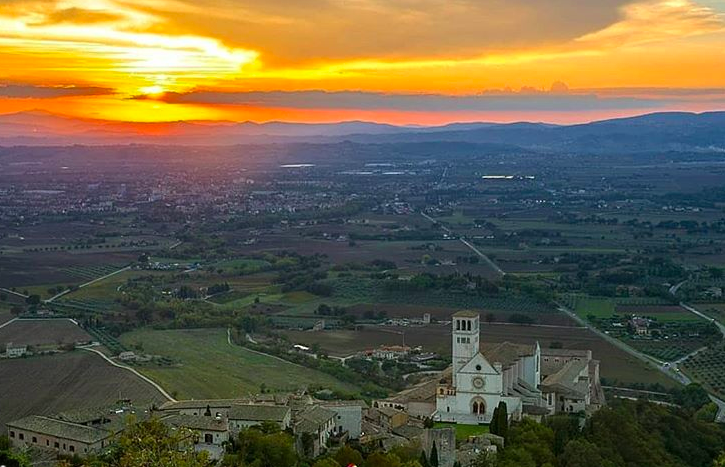 Assisi in uno scatto di @mattia_zebi_photography_ su Instagram