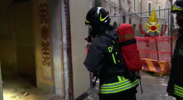 I vigili del fuoco nell'ex sede de La Mora