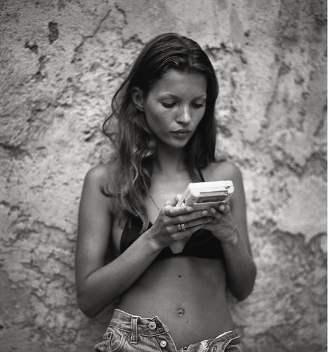 Kate Moss in uno splendido scatto di Mario Sorrenti (foto Instagram @katemossagency)