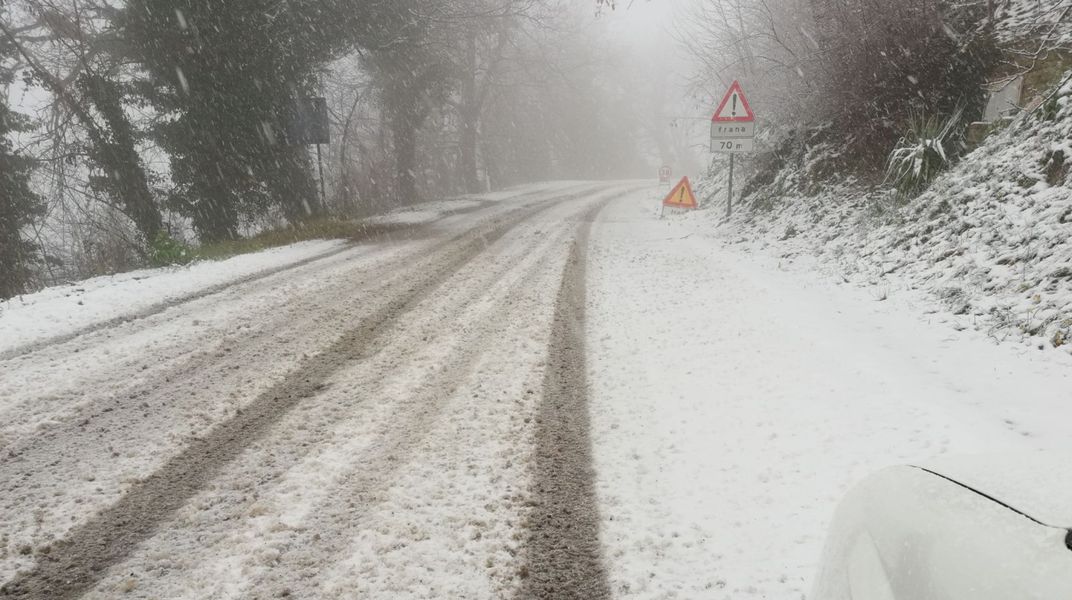 strada innevata neve