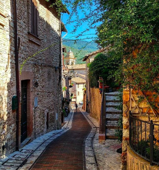 Spello in uno scatto di @valepillina su Instagram