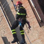 Manovre Saf, vigile del fuoco si cala da un palazzo