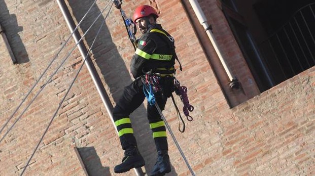 Manovre Saf, vigile del fuoco si cala da un palazzo