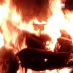 auto fuoco fiamme incendio