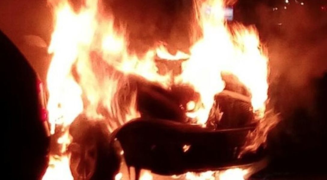 auto fuoco fiamme incendio