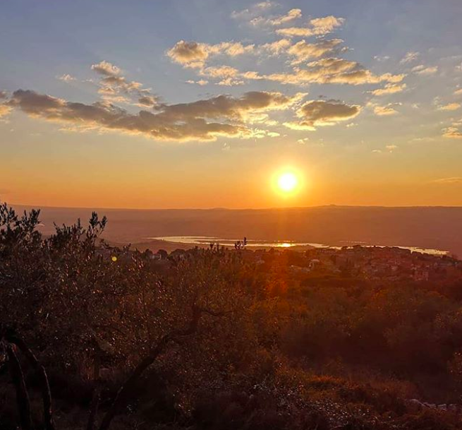 Guardea in uno scatto di @bono.anto su Instagram