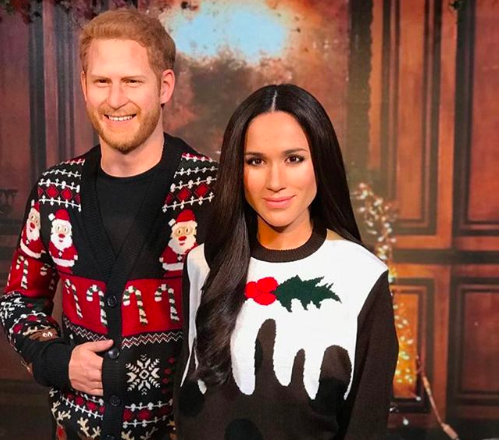 Harry e Meghan... di cera nel museo Madame Tussauds con i maglioni tanto in voga (foto Instagram @madametussauds)
