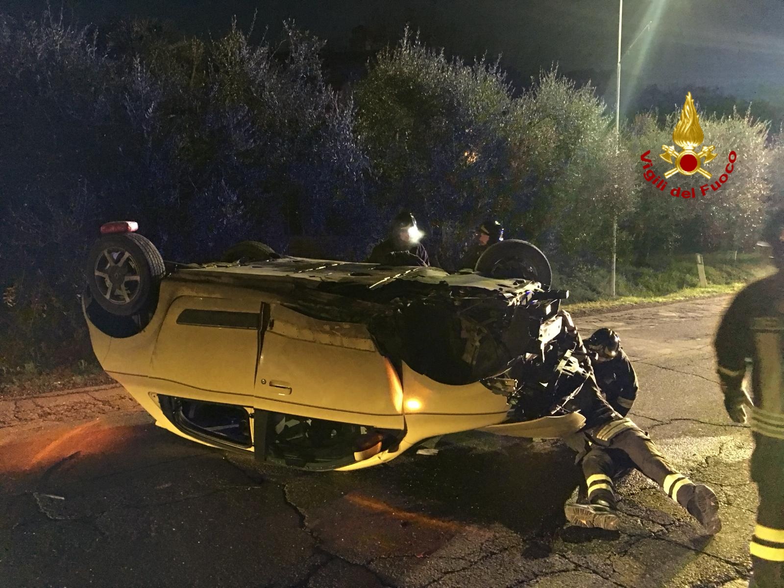 L'auto ribaltata a Castiglione del Lao