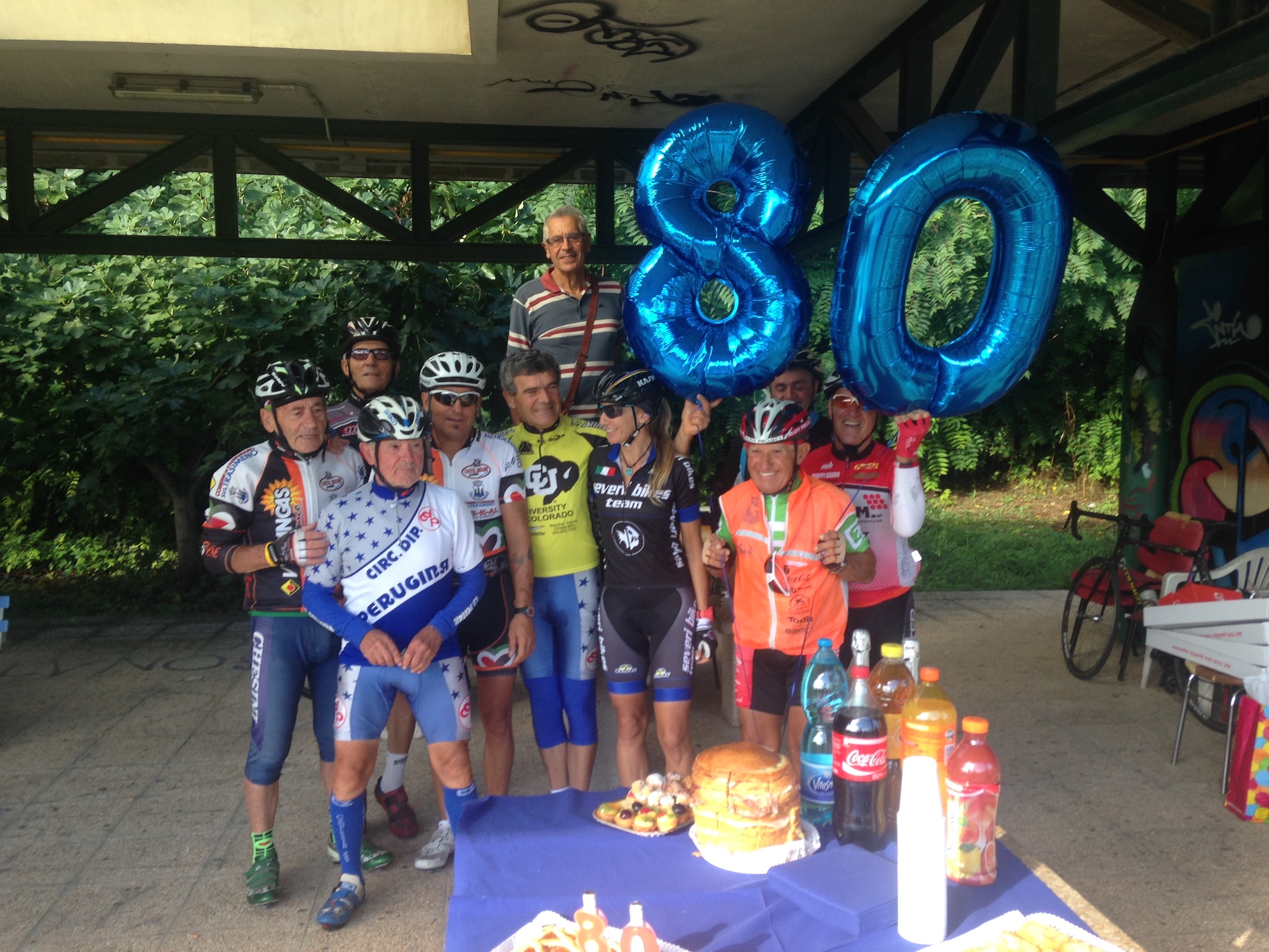 Ferruccio (il primo in basso a destra) e altri 80enni