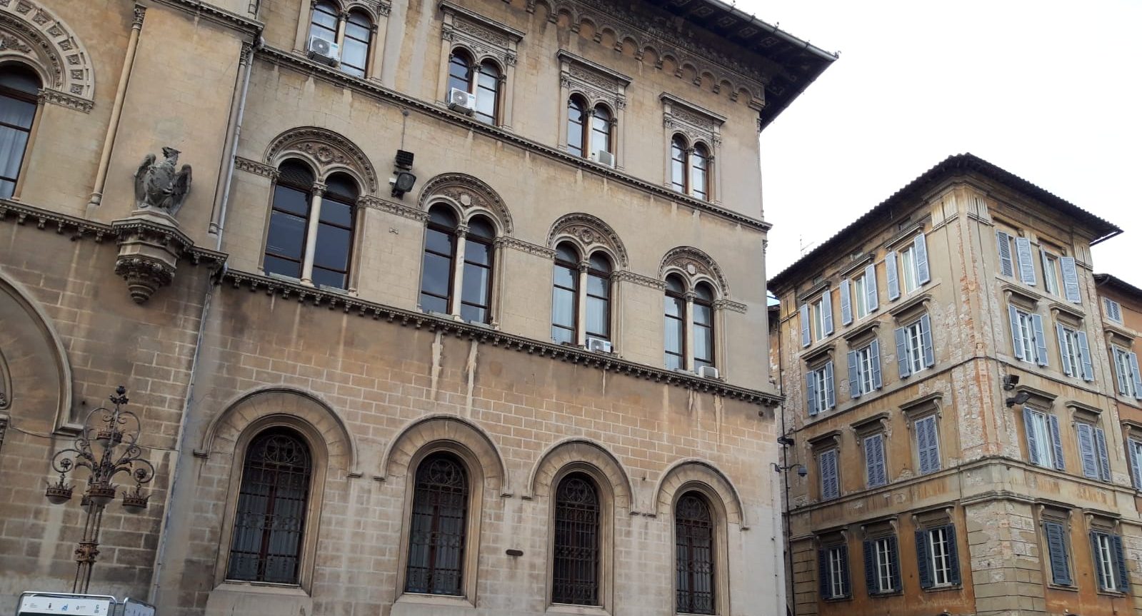 Il palazzo delle Poste e del tribunale civile in piazza Matteotti a Perugia