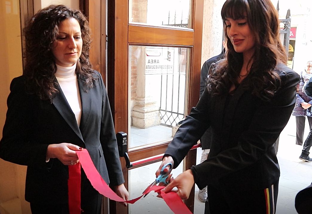 Il taglio del nastro con l'ex Miss Italia Francesca Testasecca