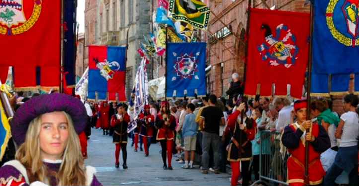Il Palio dei terzieri (foto www.cittadellapieve.org)