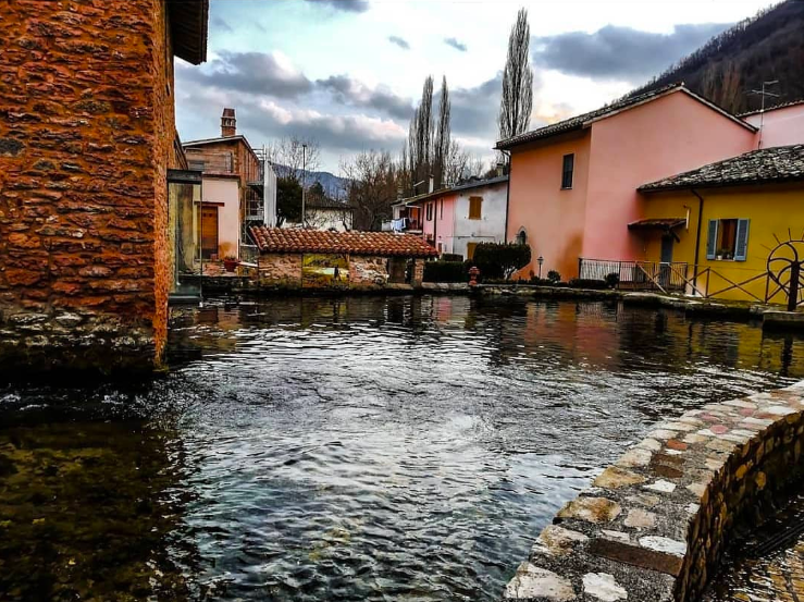 Rasiglia, nel comune di Foligno, in uno scatto di @giordano_marsi su Instagram