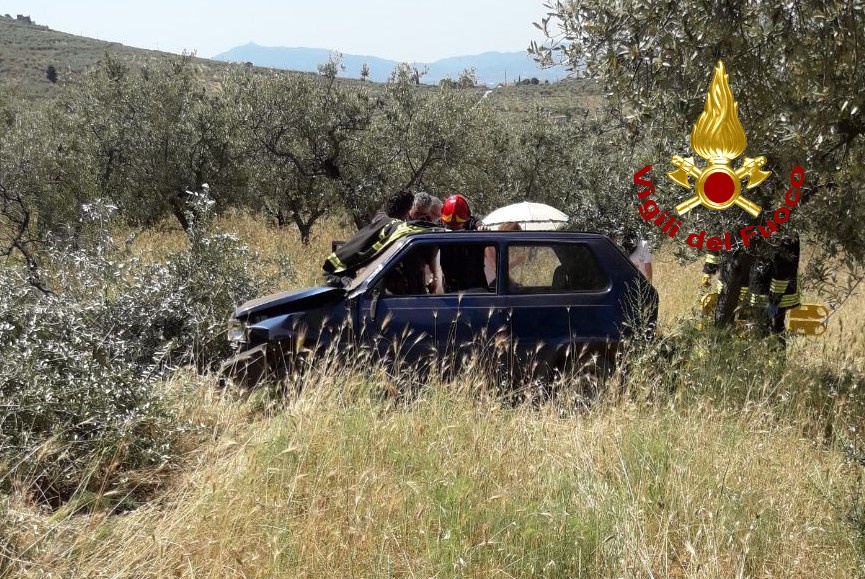 L'auto finita fuori strada a Trevi