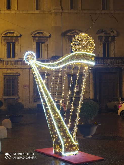 installazione luminosa Natale condiviso a Spoleto