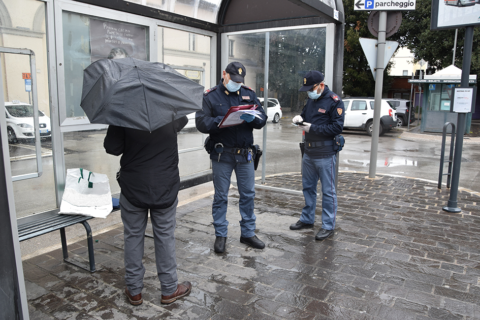 intervento agenti polizia fermata autobus Perugia
