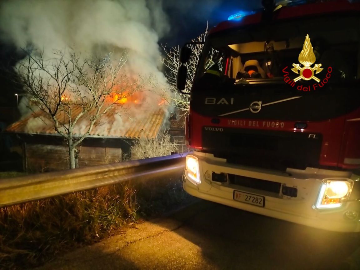 vigili del fuoco di Gaifana incendio casetta di legno