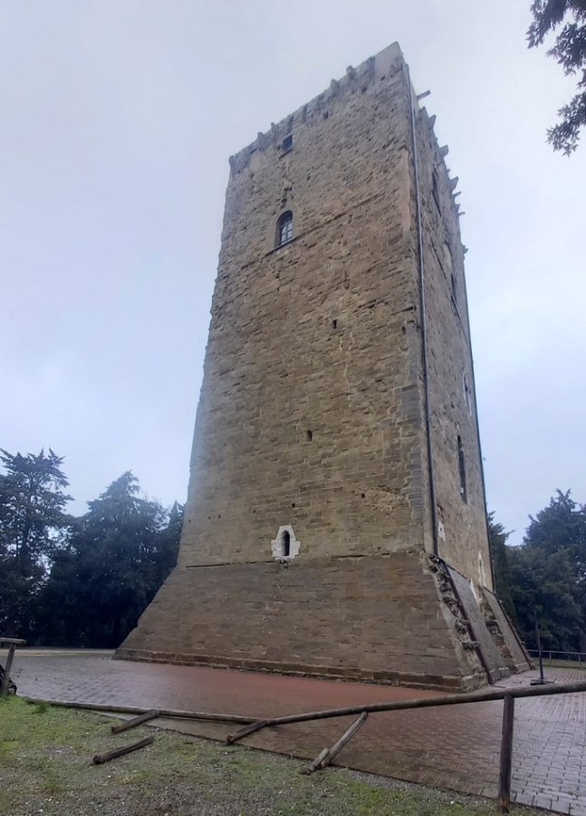 atti vandalici alla Torre dei Lombardi gennaio 2022