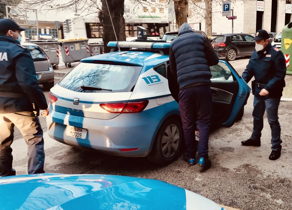 polizia ferma cittadino extracomunitario di origini gambiane