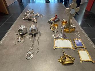 Dieci manufatti del 18esimo secolo nel trolley: denunciato un 52enne