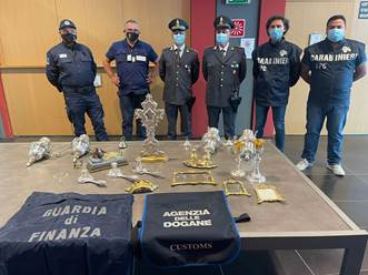 Dieci manufatti del 18esimo secolo nel trolley: denunciato un 52enne