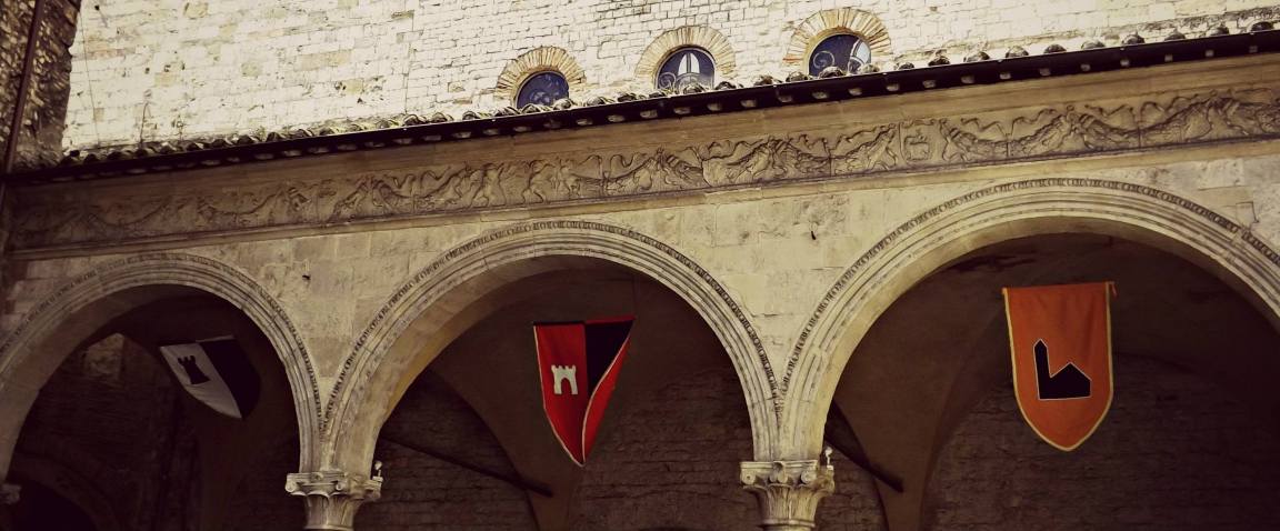 Corsa all'anello bandiere duomo