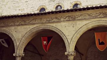 Corsa all'anello bandiere duomo