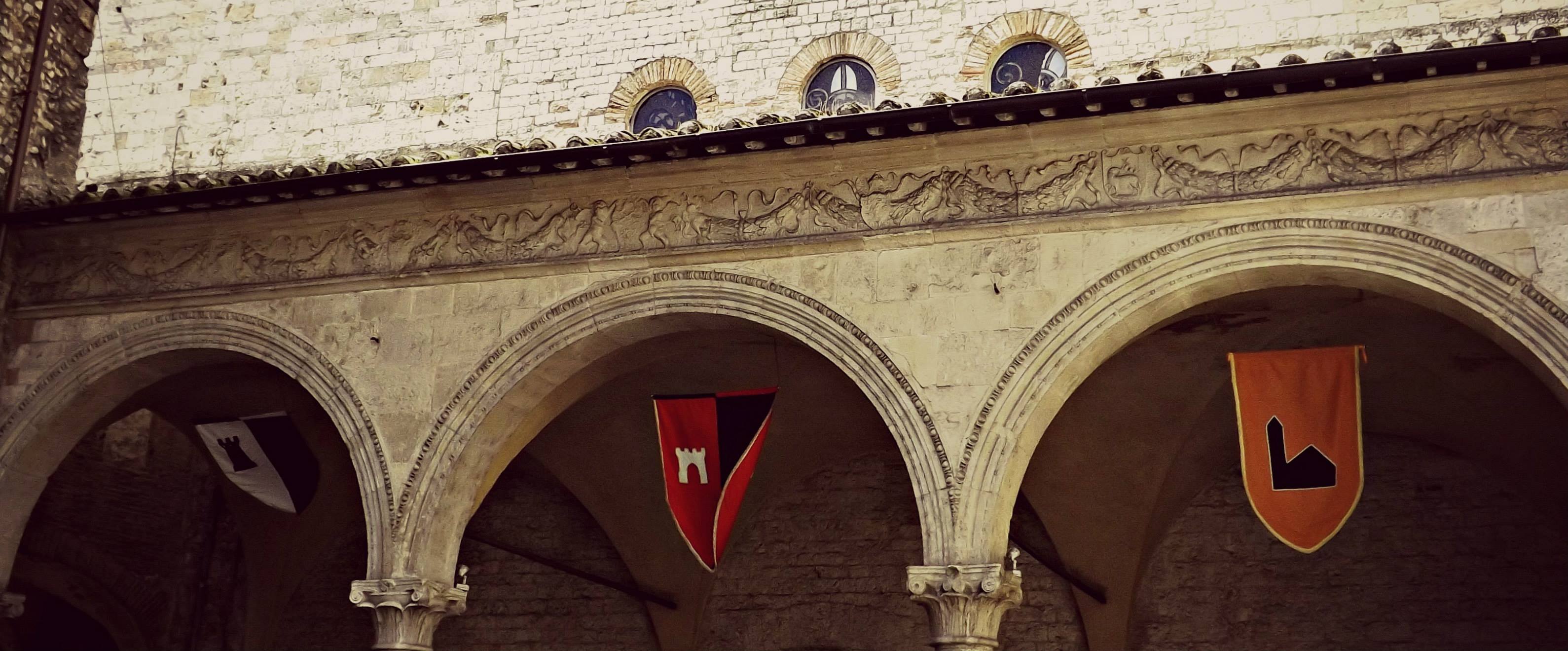 Corsa all'anello bandiere duomo