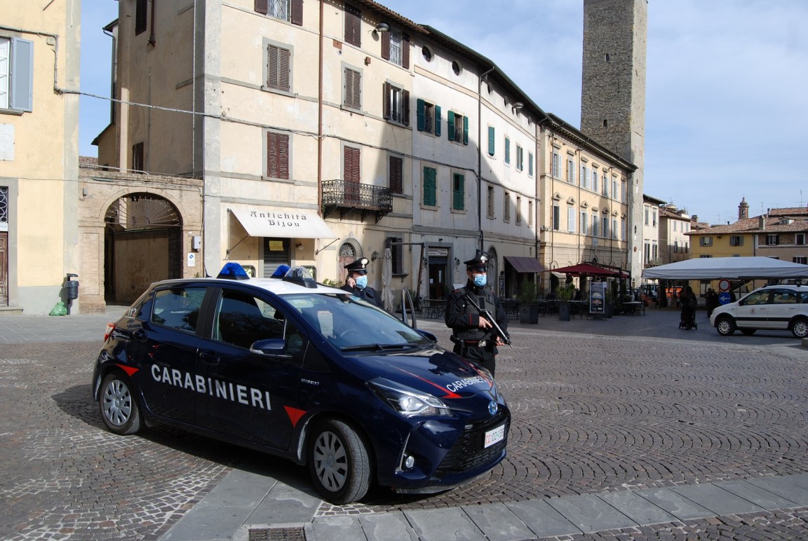 Coltello a serramanico e hashish in tasca: denunciato un 22enne