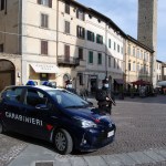 Coltello a serramanico e hashish in tasca: denunciato un 22enne