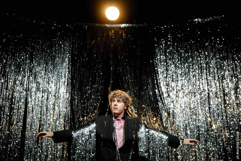 Uno spettacolo divertentissimo che non finisce assolutamente con un suicidio