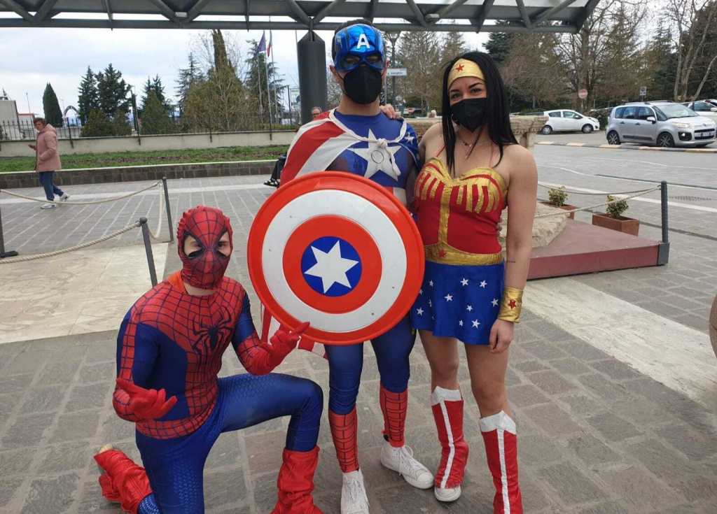 Wonder Woman, Batman e l'Uomo Ragno in visita ai veri piccoli super eroi di  Oncoematologia e Pediatria - Umbria 7