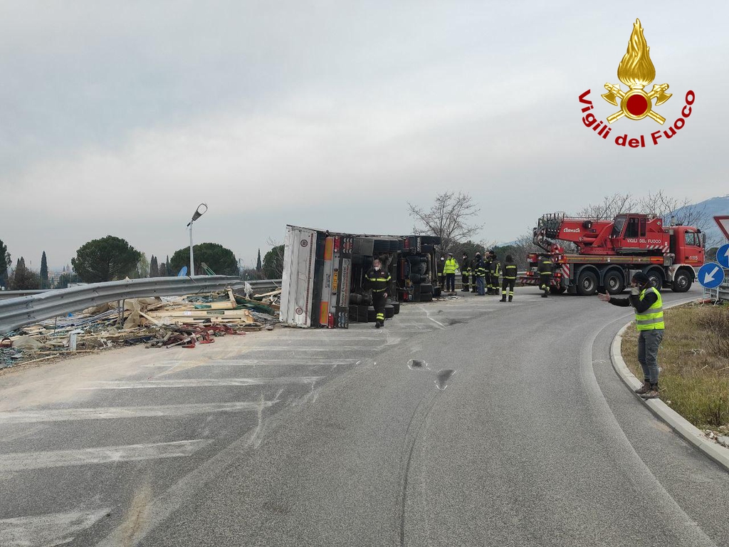 Camion ribaltato sulla statale 77