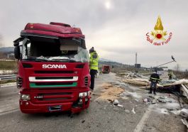 Incidente sulla 77, camion rimosso ma traffico fermo