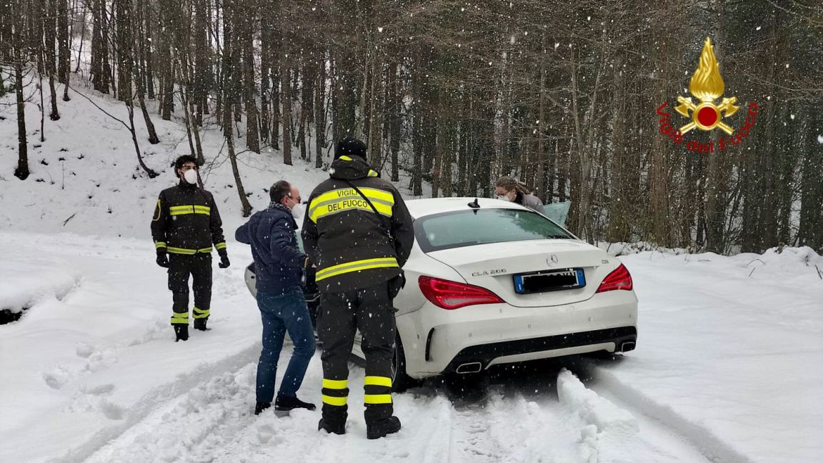 Automobile bloccata sul valico di Fossato: soccorse due persone