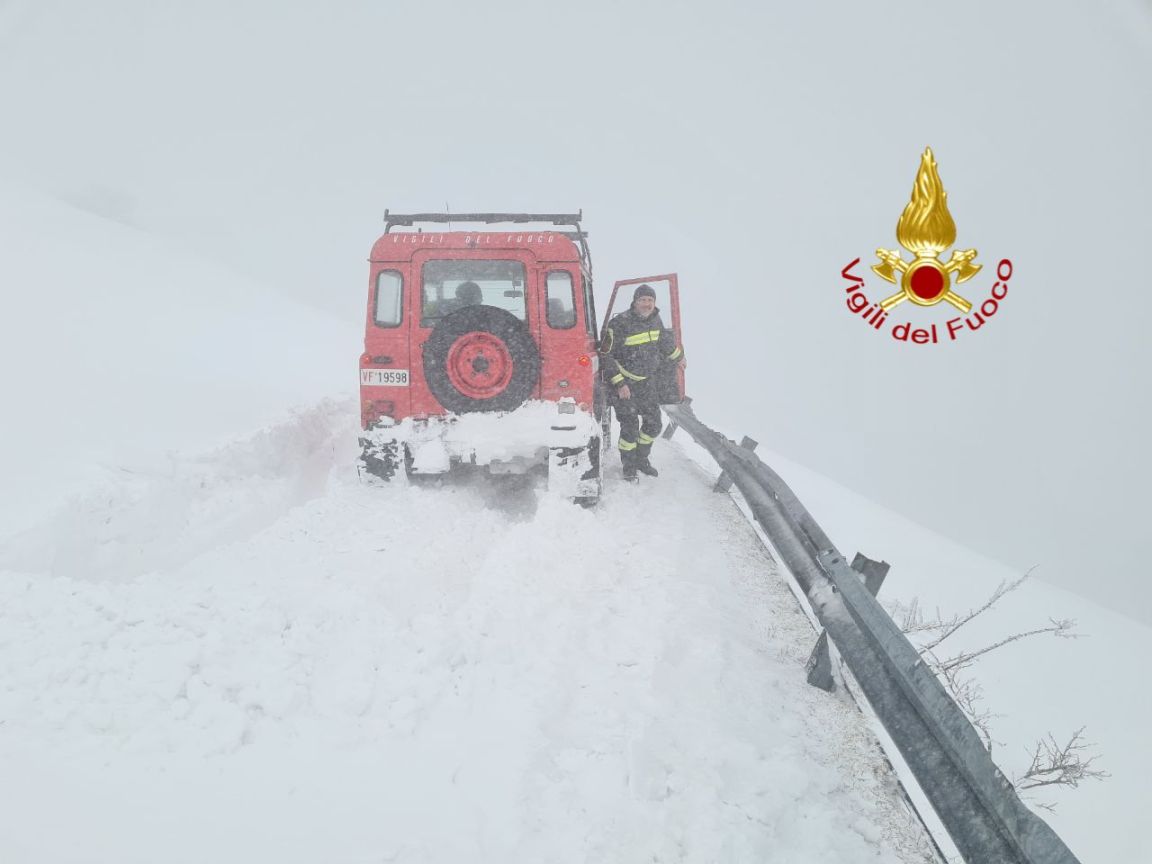 Bloccati nella neve sul Monte Cucco