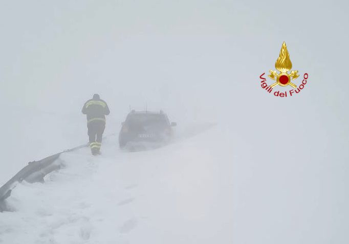 Bloccati nella neve sul Monte Cucco