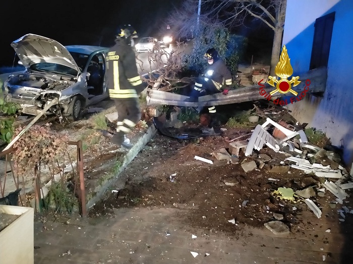 perde il controllo e si schianta contro il guard rail